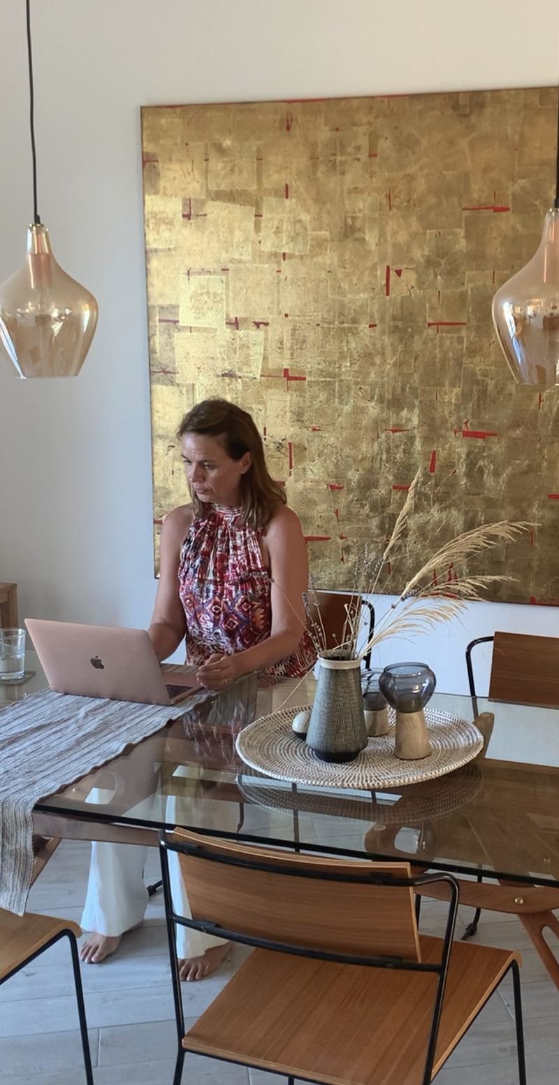 Elke Bayer in an online coaching session at her laptop